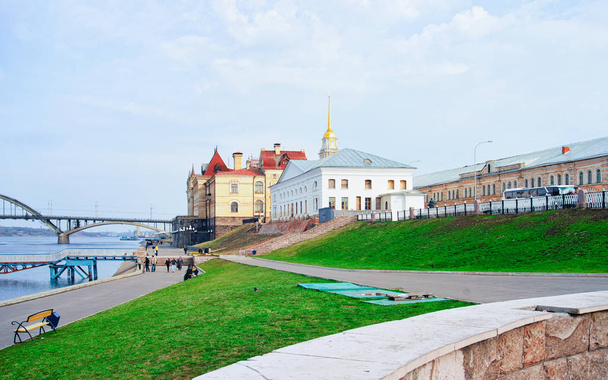 Rybinskin kaupunkikuva Volga-joen kanssa Jaroslavlin alueella Venäjällä
. - Valokuva, kuva