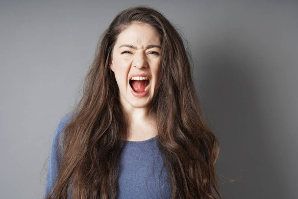 dühös fiatal nő sikoltozik és kiabál - Fotó, kép