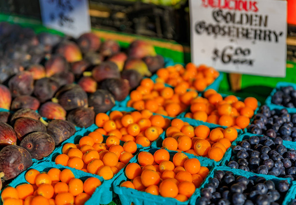 Választék a friss gyümölcsök, mint a köszméte, a füge és a fekete áfonya, eladó egy bódé, a Pike Place Market, Seattle, Washington - Fotó, kép