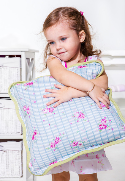 Toddler girl with pillow - Фото, изображение