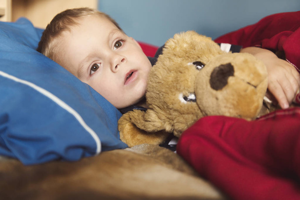 Child sleeping in his bed with teddy - Φωτογραφία, εικόνα