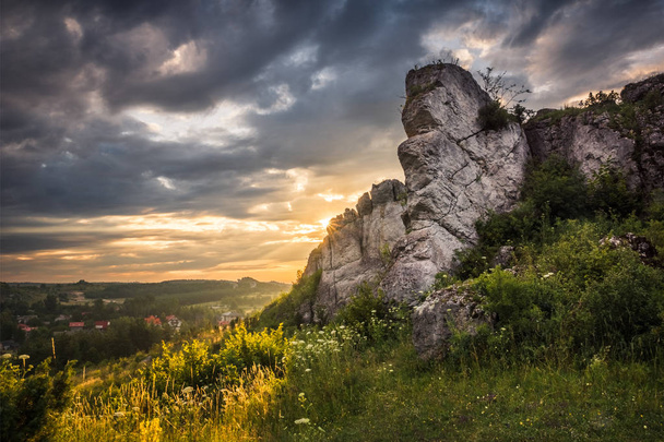Biaklo góry w pobliżu Olsztyna w Jura Krakowsko-Czestochowska, Polska - Zdjęcie, obraz