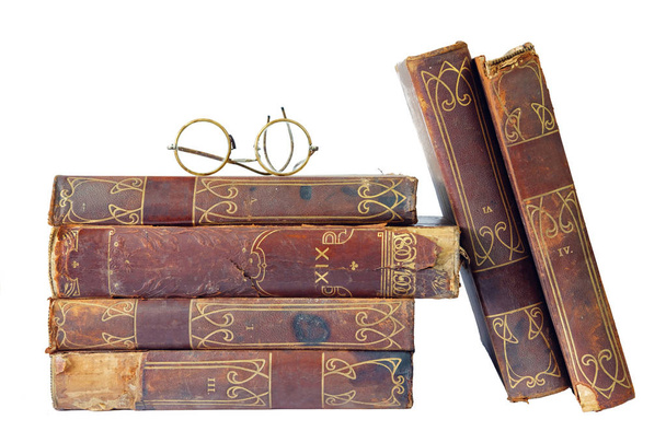 Eski gözlük kitaplarla izole beyaz bir arka plan üzerinde kazık  - Fotoğraf, Görsel