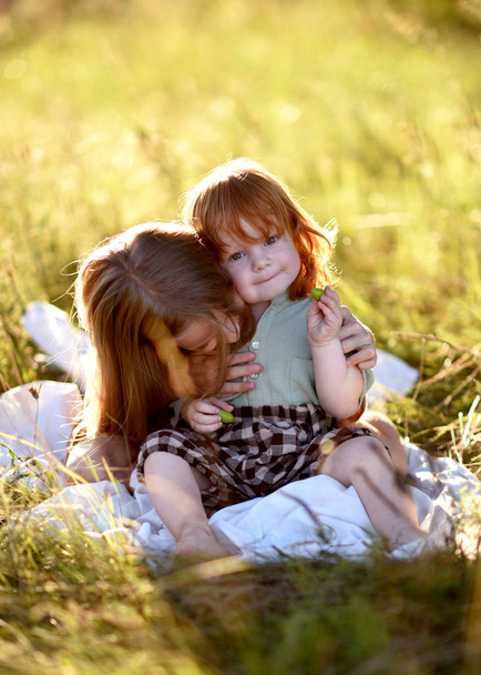 Retrato de un niño y una niña en verano
 - Foto, imagen