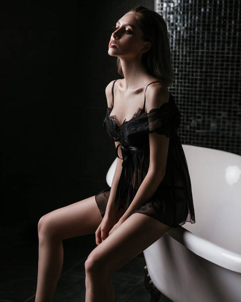beautiful sexy girl posing in lingerie near the bathroom - Foto, afbeelding