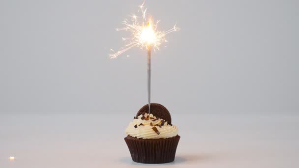 Heerlijke verjaardag cupcake met branden sparkler op witte tafel - Video