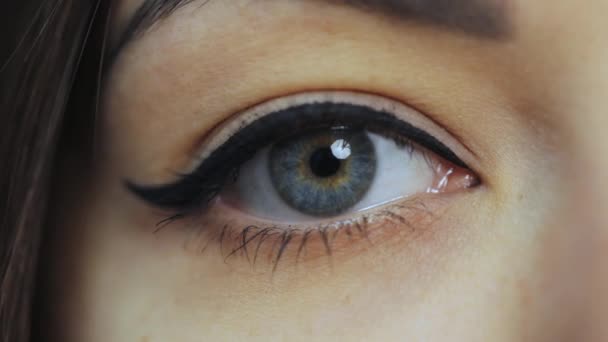 Eye iris contracting, pupil dilation - Footage, Video
