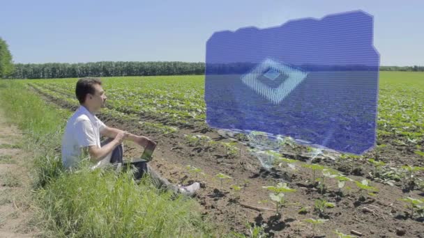 Człowiek pracuje z 3d microchip holograficzny wystawa na skraju pola - Materiał filmowy, wideo