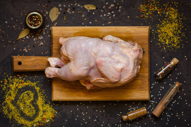 El pollo crudo - el pollo entero asado (la carne de gallina). Vista superior con espacio de copia
 - Foto, imagen