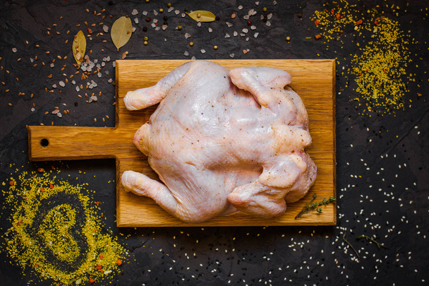 El pollo crudo - el pollo entero asado (la carne de gallina). Vista superior con espacio de copia
 - Foto, imagen