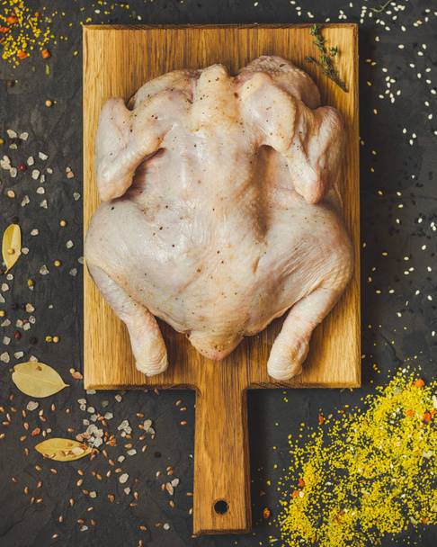 raw chicken - whole roasted chicken (chicken meat). Top view with copy space - Foto, Bild