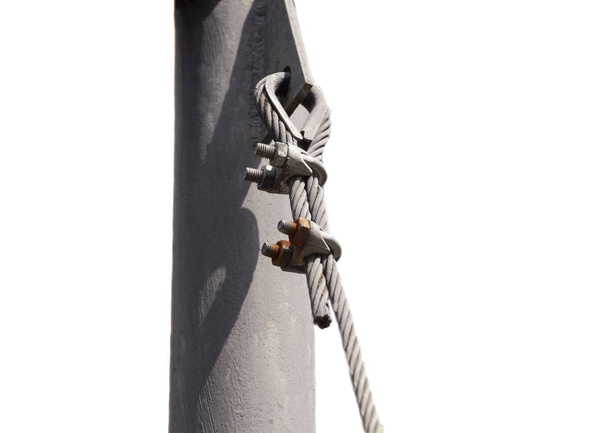 Stahlseil aus Metall, fixiert im Block durch Schrauben Karabinerhaken isoliert auf weißem Hintergrund - Foto, Bild