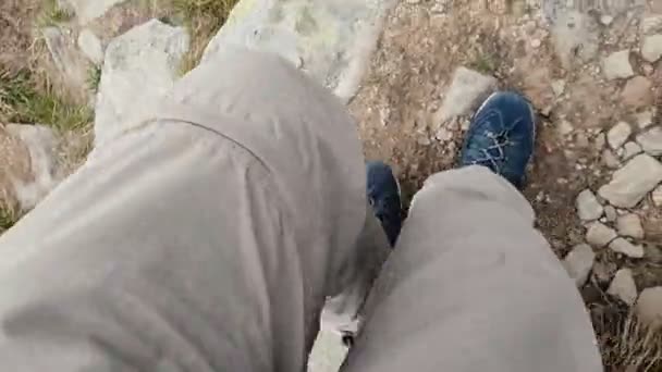 Az ember, hogy megy le a hegyről - pov Nézd lábnyomait. - Felvétel, videó