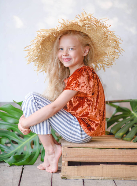 portrait of little girl outdoors in summer - Φωτογραφία, εικόνα