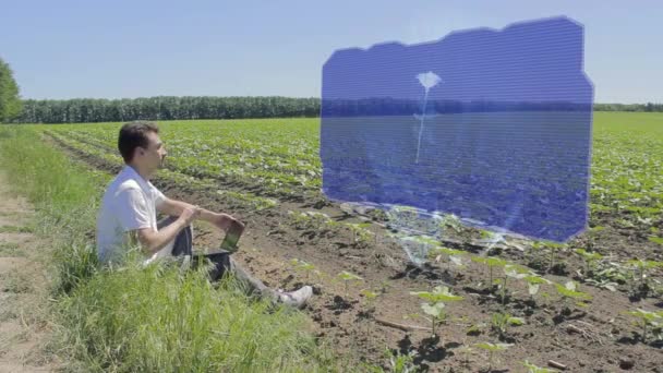 Człowiek pracuje z róży 3d holograficzny wystawa na skraju pola - Materiał filmowy, wideo