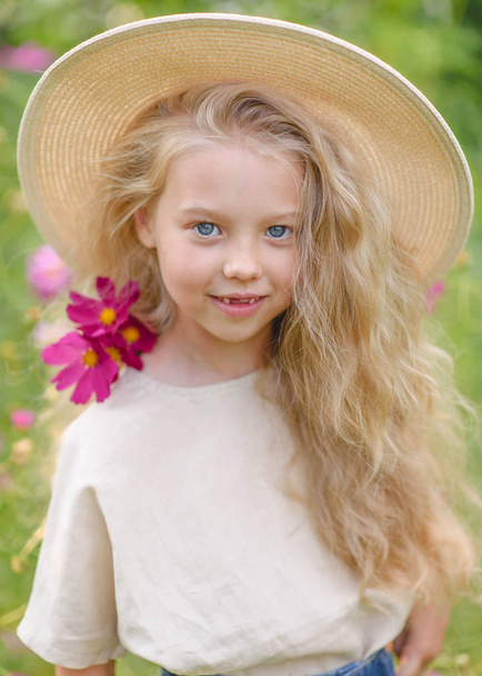 portrait of little girl outdoors in summer - Foto, Imagem