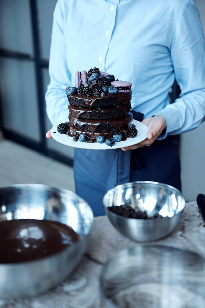 Fresh delicious homemade chocolate cake with berries and macaroni. - Valokuva, kuva