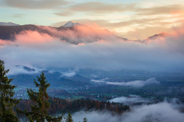 El lago Bled es un lago en los Alpes Julianos de la región del Alto Carniolo en el noroeste de Eslovenia, donde se encuentra junto a la ciudad de Bled. La zona es un destino turístico
. - Foto, imagen