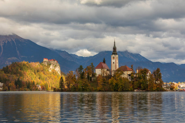 Lake Bled Julian Alps Kuzeybatı Slovenya, nerede Bled şehir bitişik üst Carniolan bölgesinin gölüdür. Alan bir turistik yer. - Fotoğraf, Görsel
