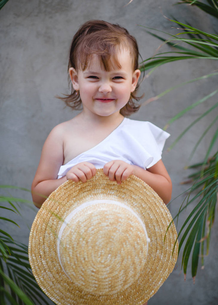 портрет маленькой девочки на открытом воздухе летом - Фото, изображение