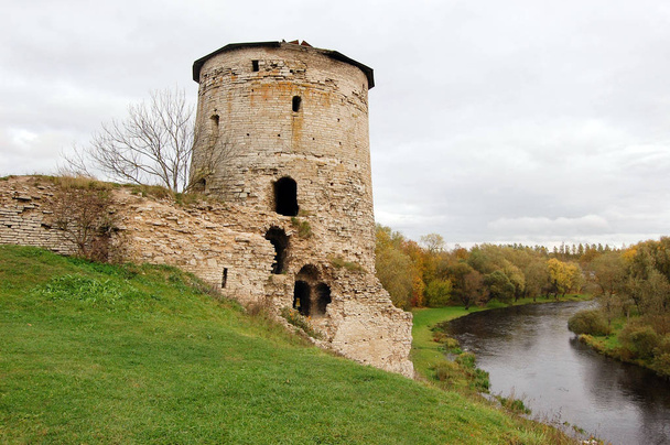 De brullende tower is een defensieve structuur aan de oevers van de grote regio in de stad van Pskov. Rusland - Foto, afbeelding