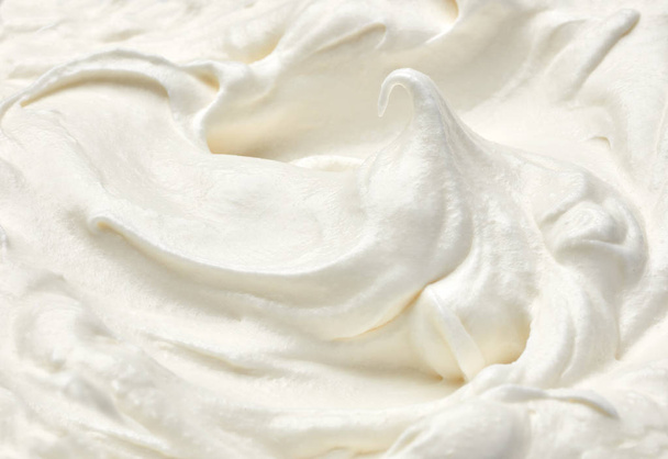 primer plano de una crema blanca batida o agria sobre fondo blanco
 - Foto, imagen