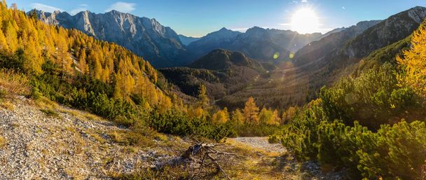 Montaña Mangart en otoño
 - Foto, Imagen
