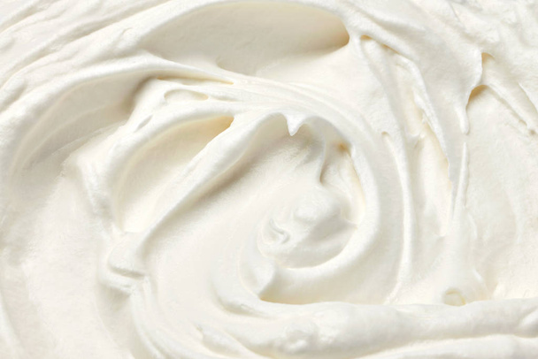primer plano de una crema blanca batida o agria sobre fondo blanco
 - Foto, Imagen