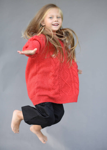 портрет маленькой девочки на открытом воздухе летом - Фото, изображение