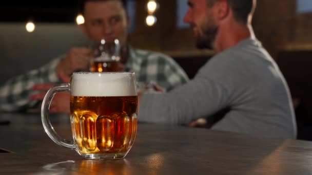 Selectieve aandacht op een glas heerlijk koel bier in de kroeg - Video