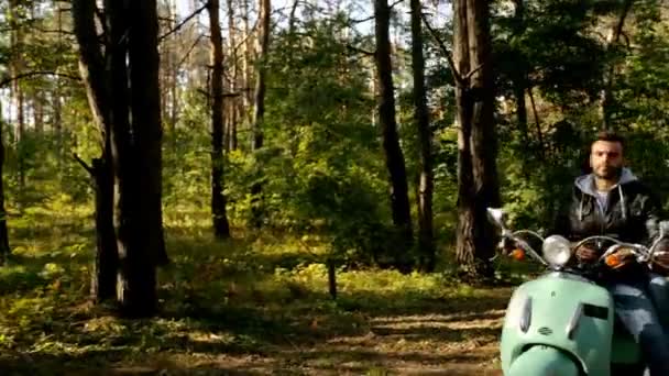 Boldog pár lovaglás a Jet-ski, az erdőben. Gyönyörű napsütésben. - Felvétel, videó