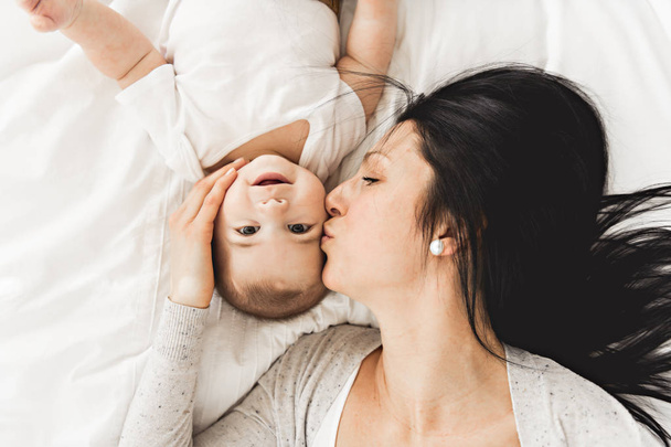 Matka s dítětem v posteli doma - Fotografie, Obrázek