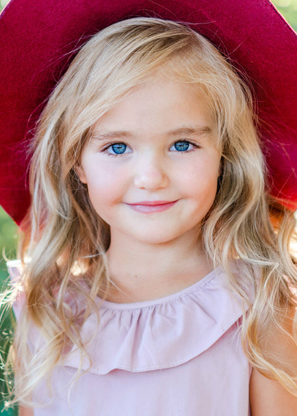 portrait of little girl outdoors in summer - Φωτογραφία, εικόνα