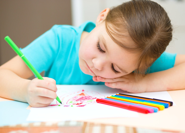 Cute cheerful child drawing using felt-tip pen - Valokuva, kuva