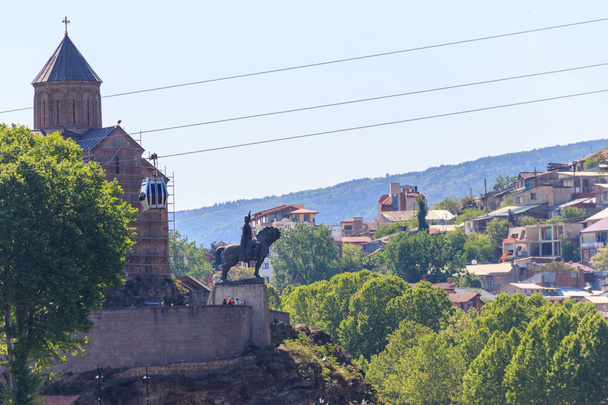 Метехі церкви а також пам'ятник цар Вахтанг Gorgasali на скелі над Закавказький в Тбілісі, Грузія - Фото, зображення