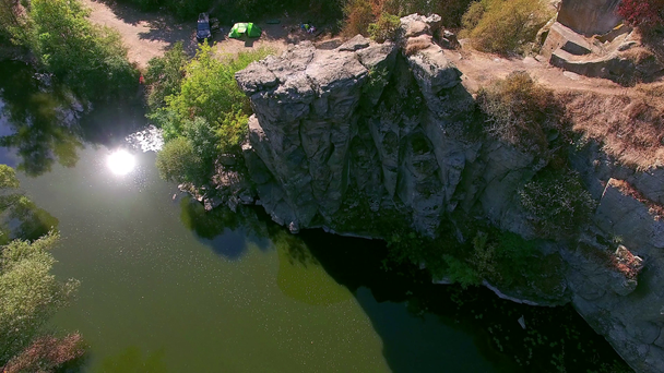 Zelt am Flussufer mit Felsen, 4k Luftaufnahme der Herbstschlucht, Gebirgsfluss in der Schlucht mit Zelten, Fluss fließt im Herbst zwischen Felsen, Zelt am Herbstflußufer - Filmmaterial, Video