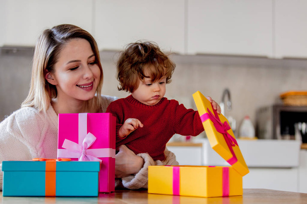 Мати і син тримають подарункову коробку на Різдво
 - Фото, зображення