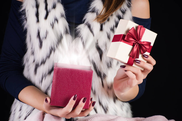 Chica abriendo la caja de regalo rojo y la luz con rayo de cajas. Navidad y Año Nuevo imagen concepto de vacaciones. Primer plano, enfoque selectivo
 - Foto, imagen