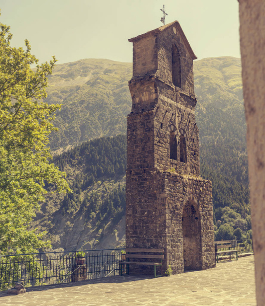 Veduta del campanile in un tradizionale villaggio greco Melissourgoi (Epiro, Grecia) in montagna primo piano
. - Foto, immagini