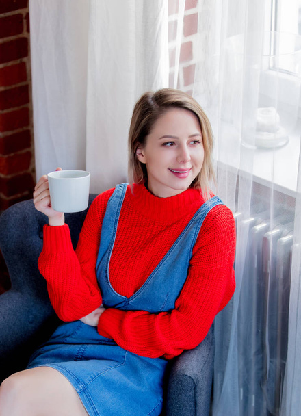 Fiatal lány csésze kávé otthon - Fotó, kép