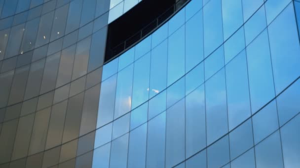 Edifício de escritório redondo moderno com janelas
. - Filmagem, Vídeo