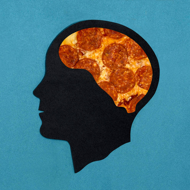 Silhouette stilizzata della testa. Cervello pieno di cibo. Disturbo alimentare. Bulimia nervosa. Concetto di salute mentale e malattia
 - Foto, immagini