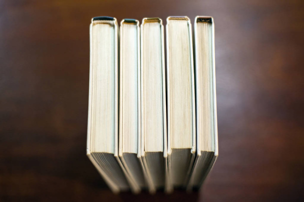 Куча книг на столе - Фото, изображение