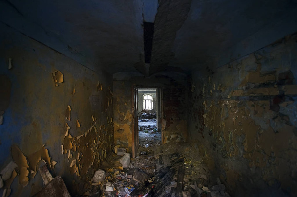interior de um antigo edifício abandonado
 - Foto, Imagem