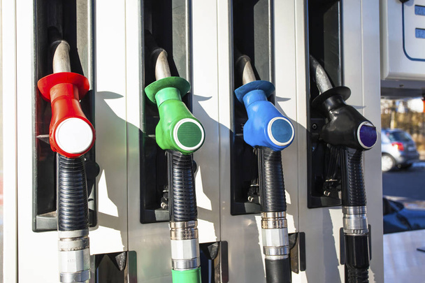 benzinestations en tanken pistolen op een benzinestation - Foto, afbeelding