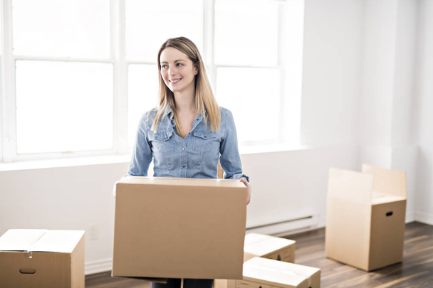 A beautiful woman with box at home - Foto, Bild