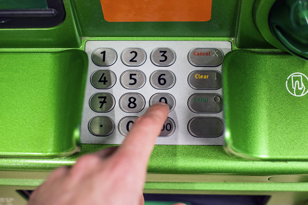 pessoa marca o código PIN no ATM
 - Foto, Imagem