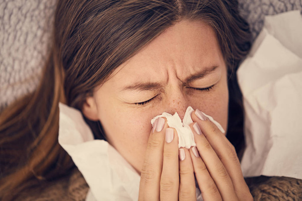 Szezonális fertőzésben szenvedő beteg nő, influenza, ágyban fekvő allergia. - Fotó, kép