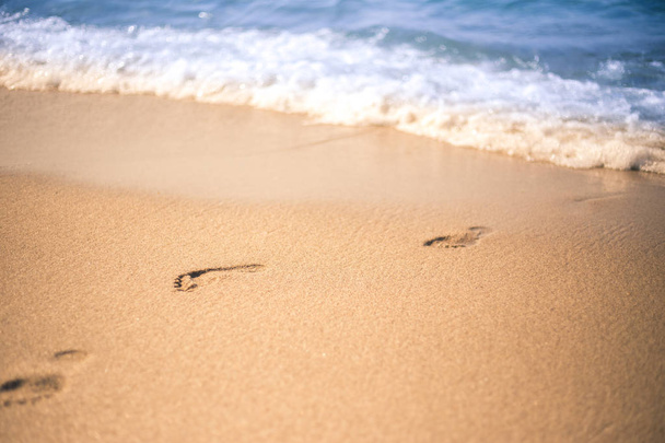 Voetafdruk in een strand zand van de zee. - Foto, afbeelding