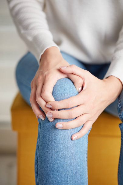 Körperverletzungen an Bein / Knie / Gelenk - Frau mit schmerzhaftem Körperteil. - Foto, Bild